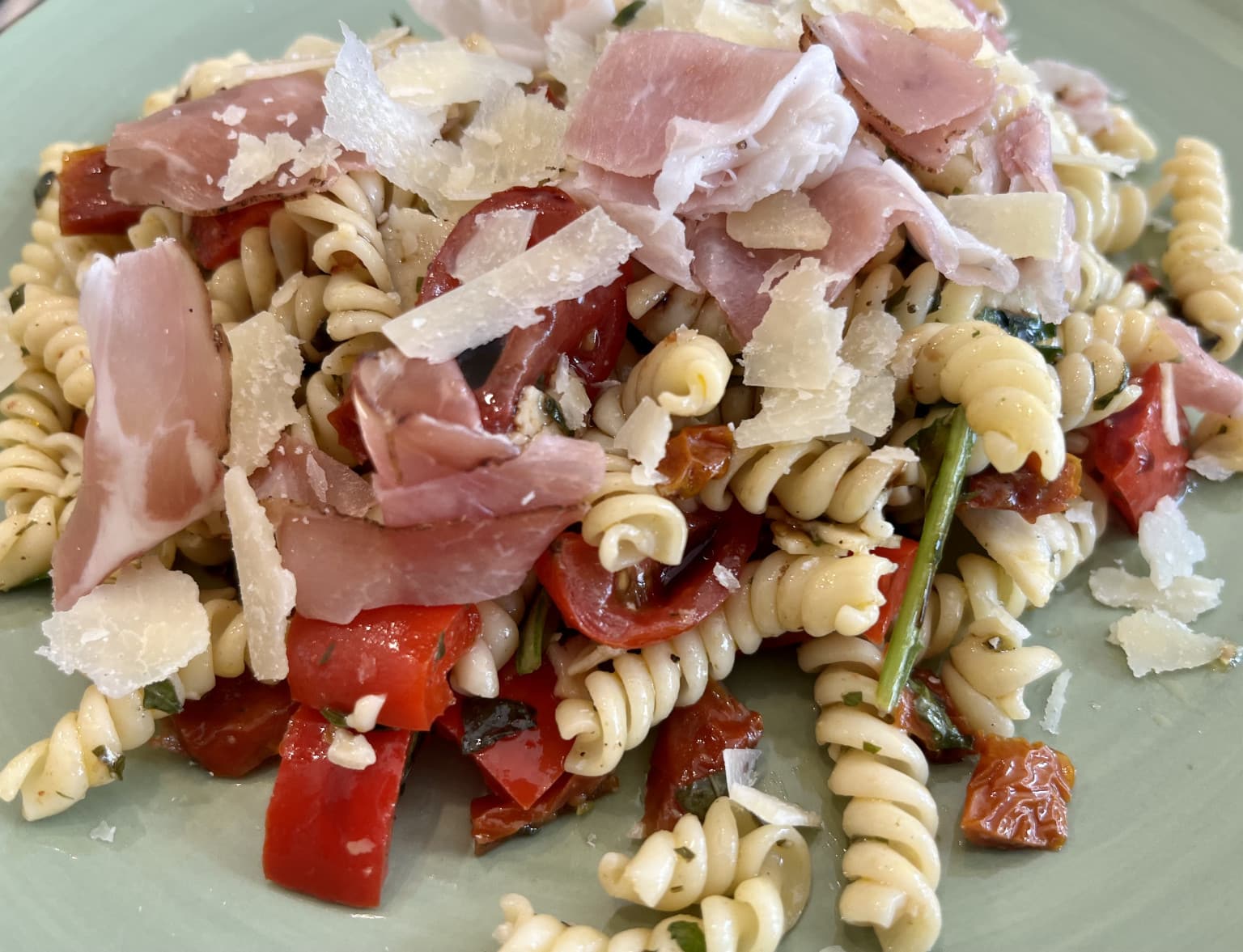 Italienischer Nudelsalat mit rohem Schinken