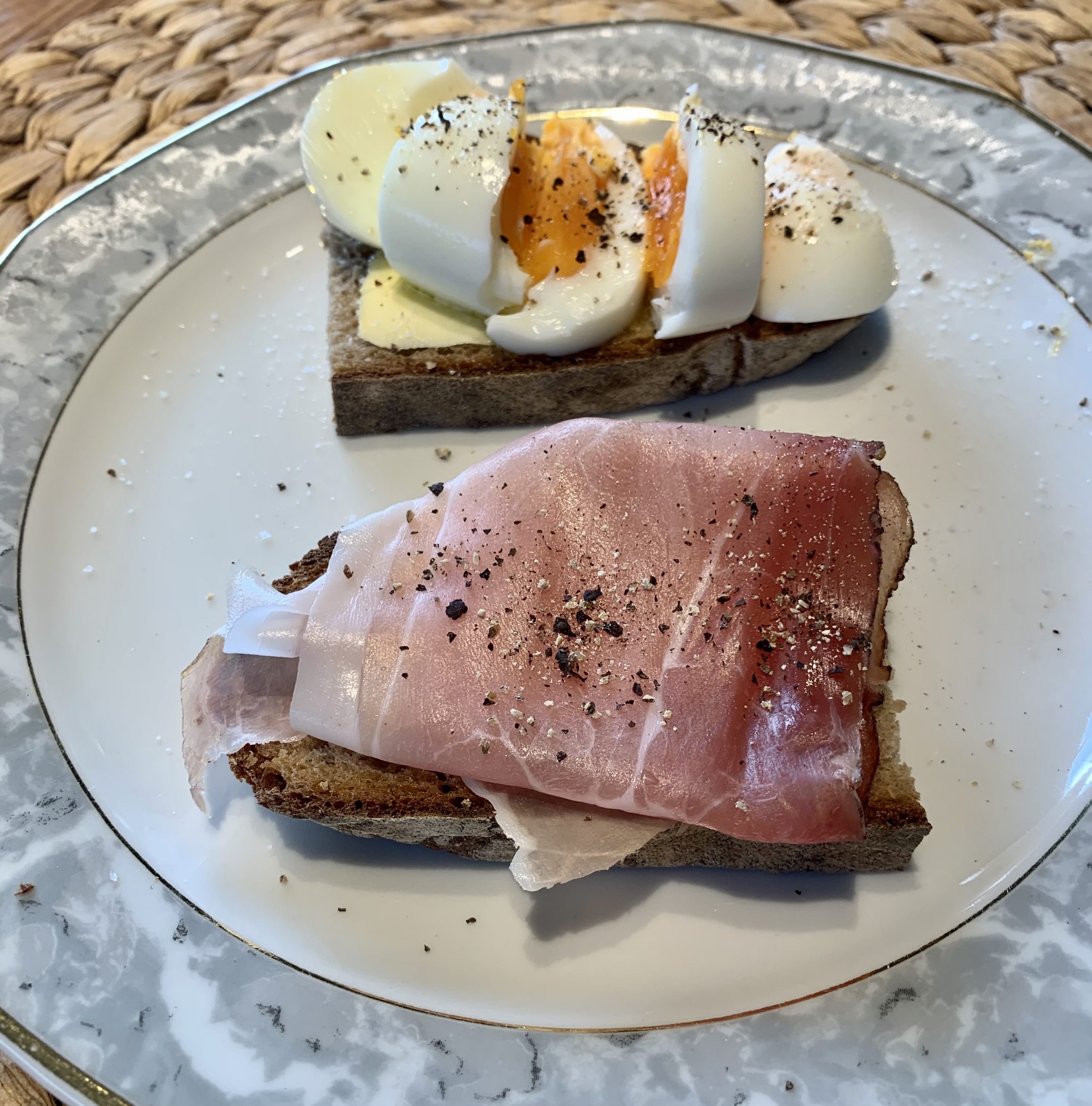 Ein belegtes Brot mit Schinken - ein belegtes Brot mit Ei Ein belegtes Brot mit Schinken - ein belegtes Brot mit Ei