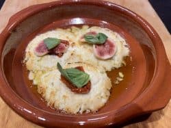 Überbackener Ziegenfrischkäse mit Feige