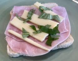 Toastbrot mit gekochtem Schinken und Bergkäse