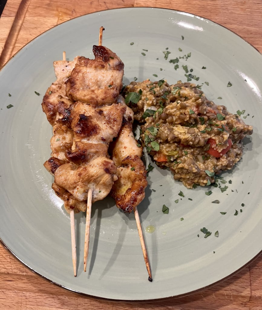 Marinierte Hähnchenspieße mit Linsen-Couscous