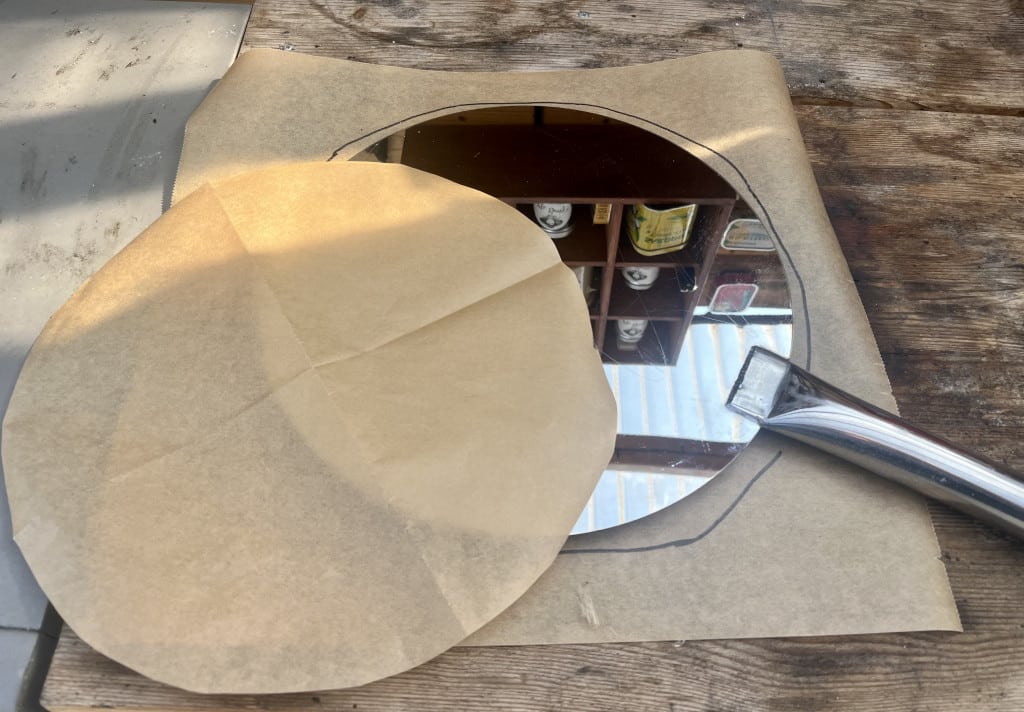 Backpapier für Pizza zuschneiden