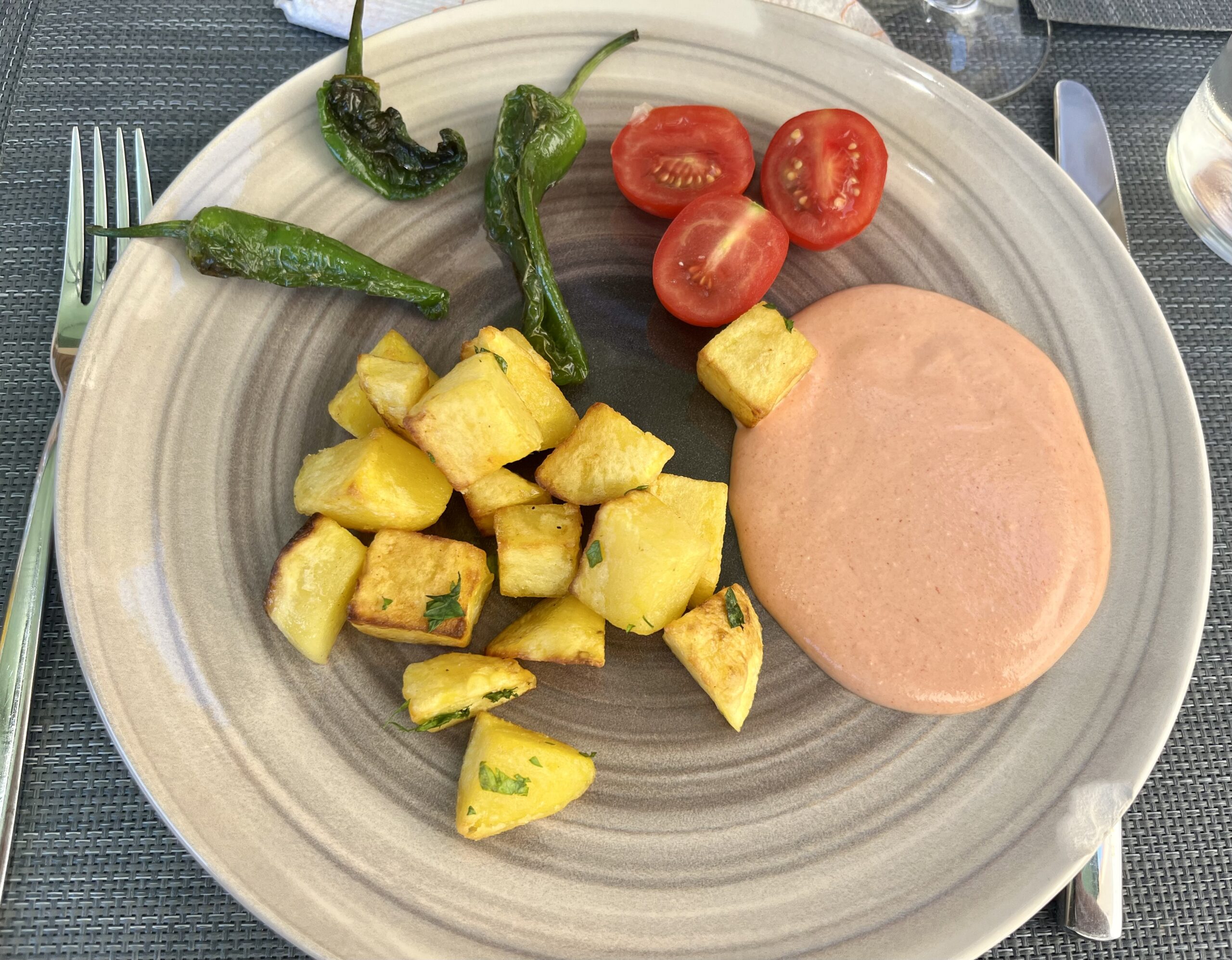 Patatas bravas mit Pimientos de Padrón und Cocktailsauce
