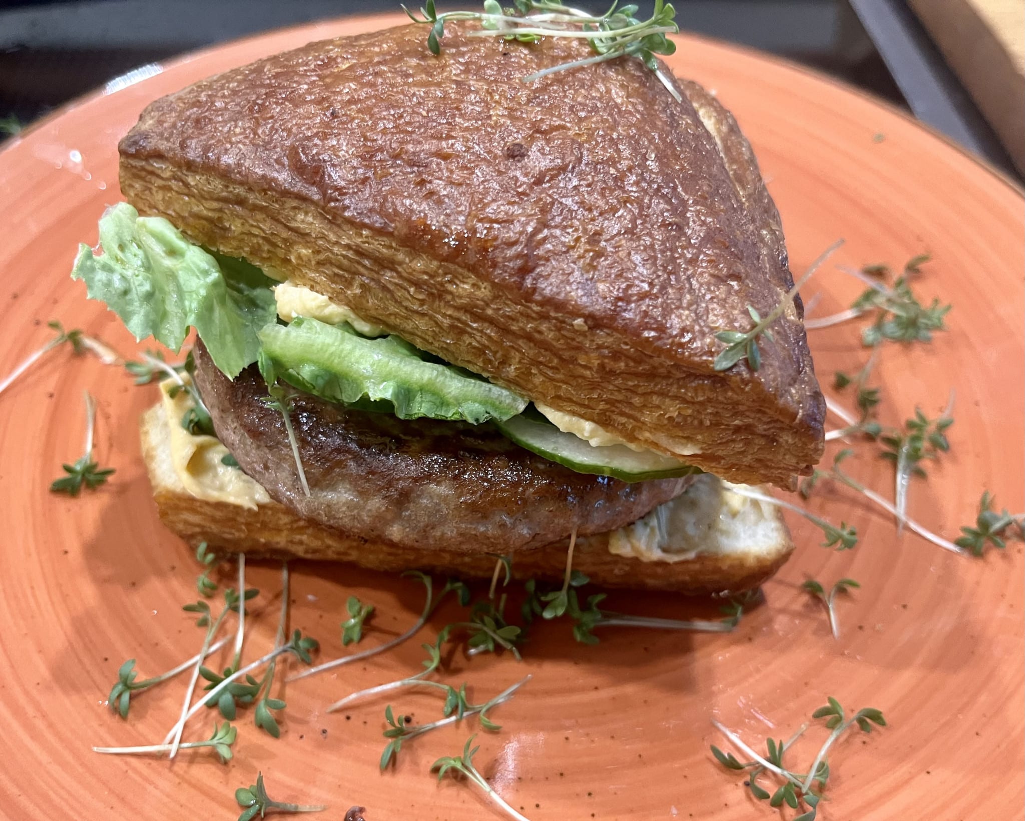 Allgäu-Burger mit Laugenecke und Obazda Allgäu-Burger mit Laugenecke und Obazda