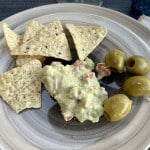 Nachos mit Guacamole und Oliven