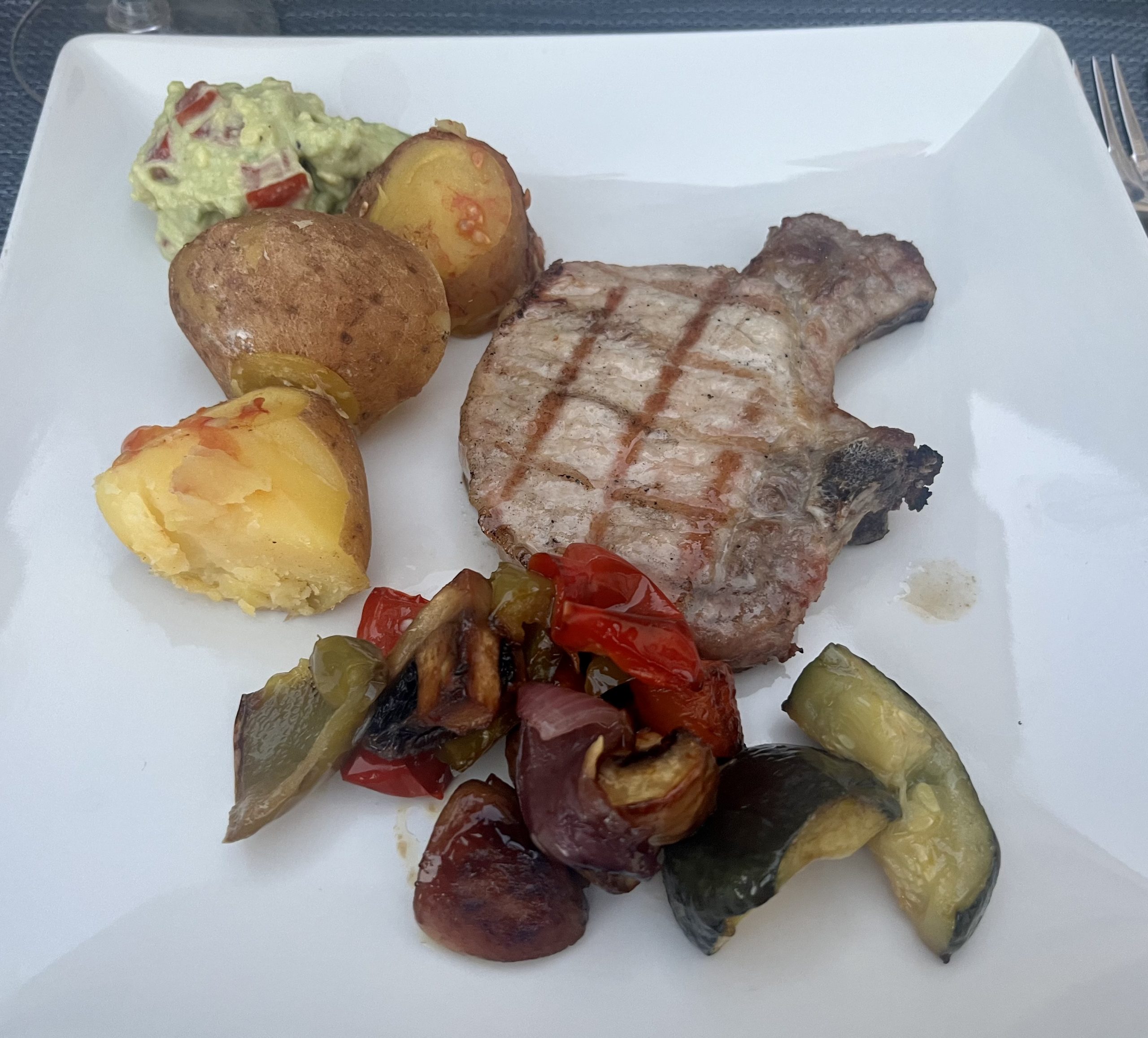 Iberico Kotelette mit Ofengemüse und Papas arrugadas