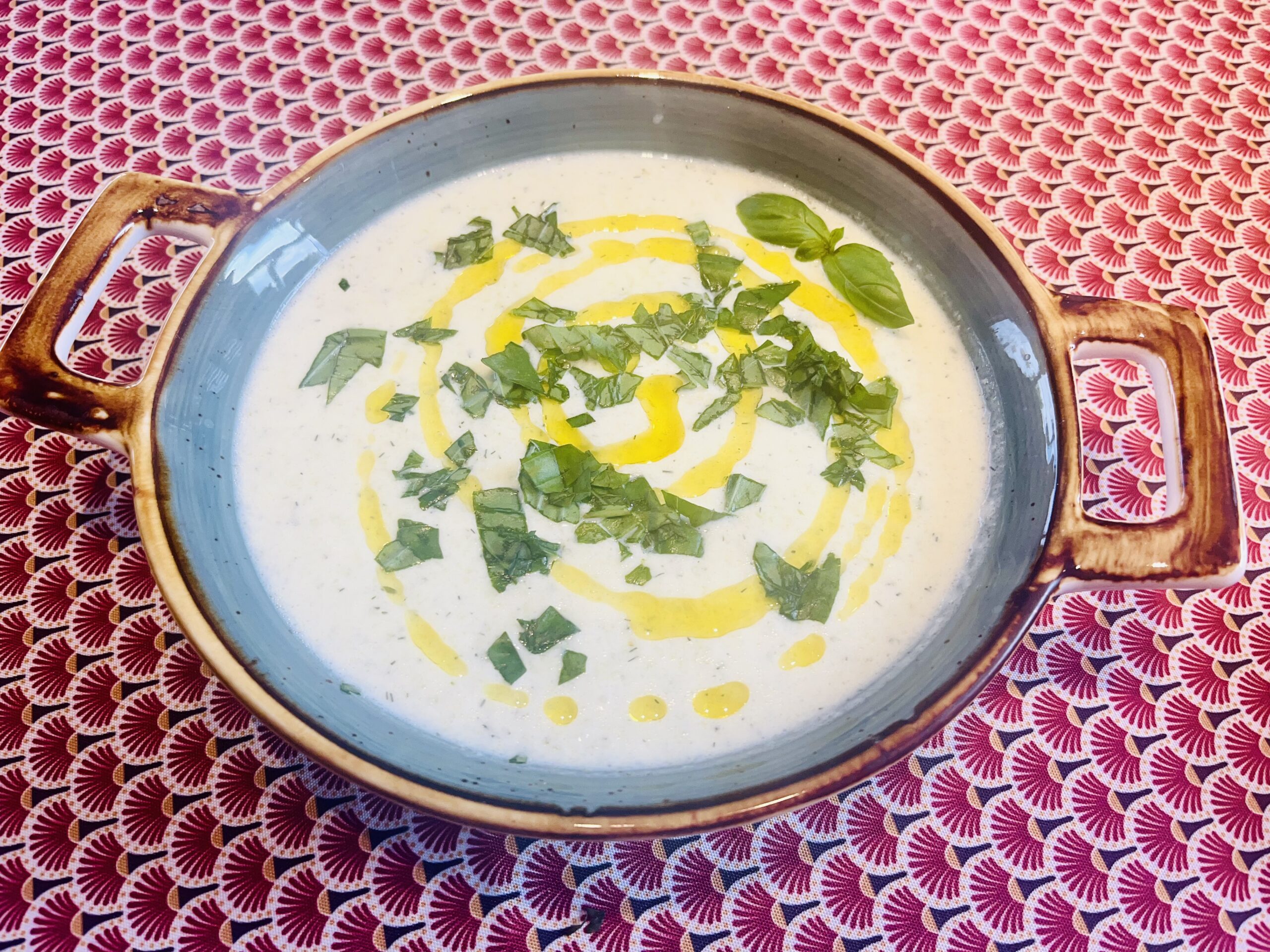 Kalte Gurken-Basilikumsuppe
