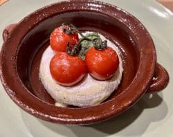 Überbackener Ofenkäse mit Tomaten