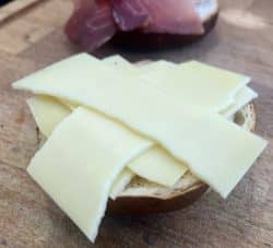 Laugenbrötchen mit Käse