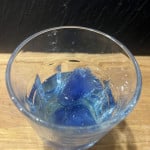 Gin mit blauen Eiswürfeln