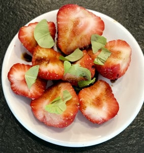 Erdbeeren mit Basilikum und Balsamico