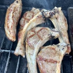 Lammkoteletts auf dem Gasgrill