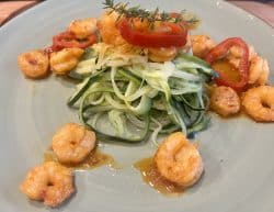 Zucchini-Spaghetti mit Chili-Scampi