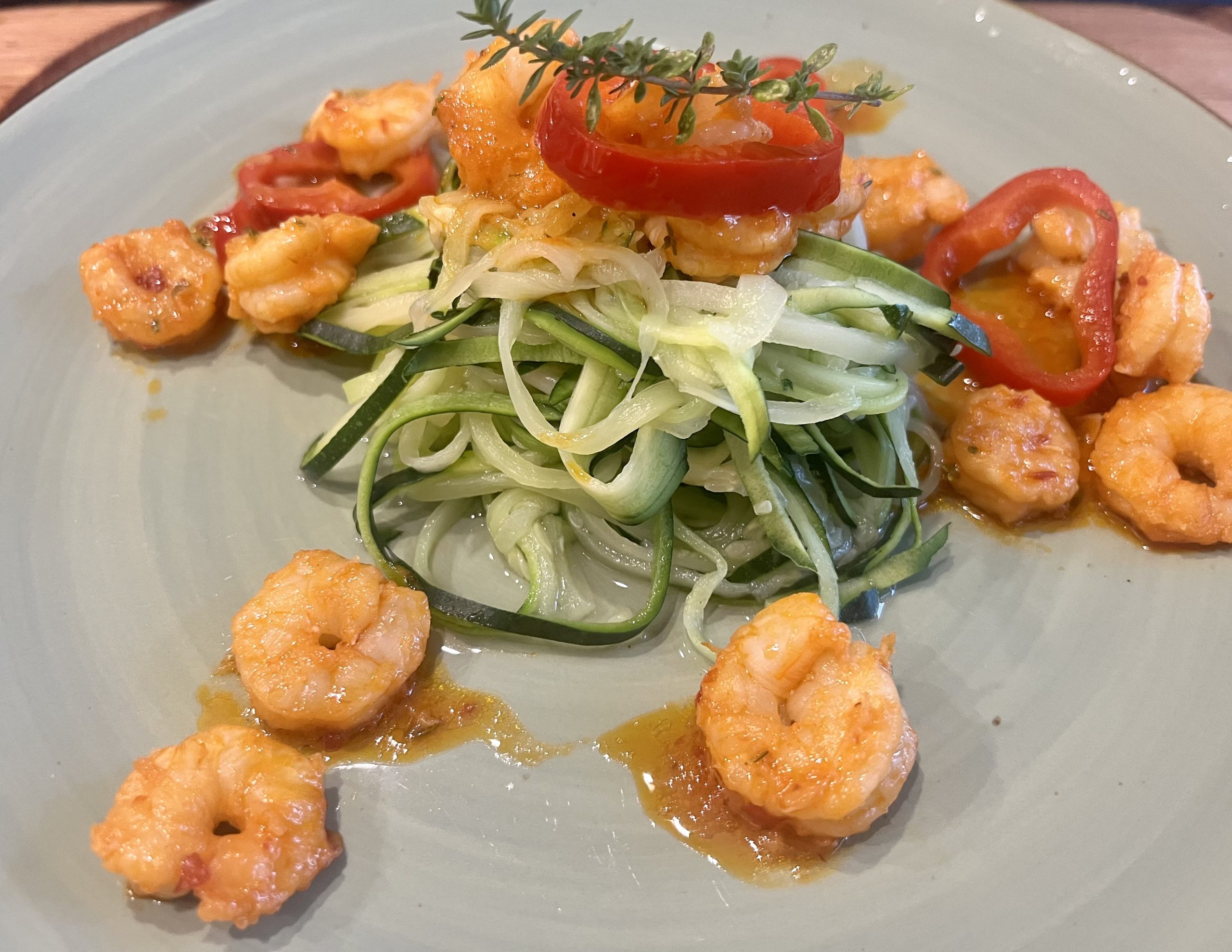 Zucchini-Spaghetti mit Chili-Scampi