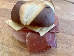 Laugenbrötchen mit Schinken und Käse
