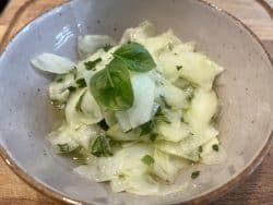 Gurkensalat mit Basilikum-Honig Dressing