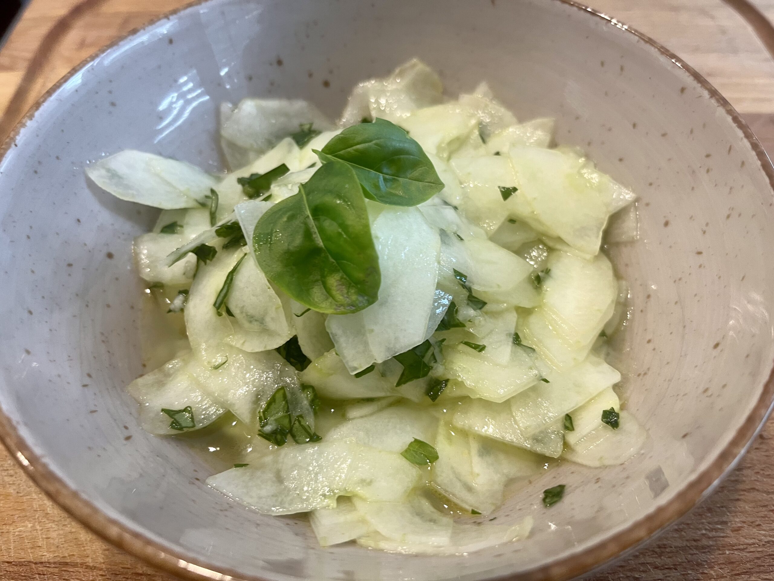 Gurkensalat mit Basilikum-Honig Dressing