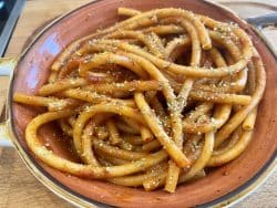 Bucatini mit scharfer Tomatensauce