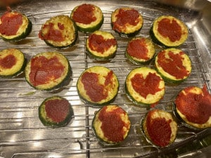 mit Tomatenmark bestreichen