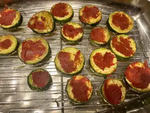 mit Tomatenmark bestreichen