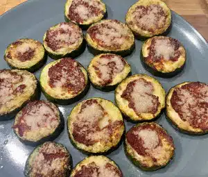 Zucchini mit Tomatenmark und Parmesan überbacken