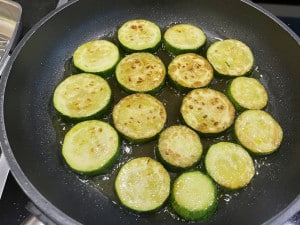 Zucchinischeiben anbraten