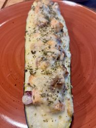 Lachs-Zucchini mit Käse überbacken