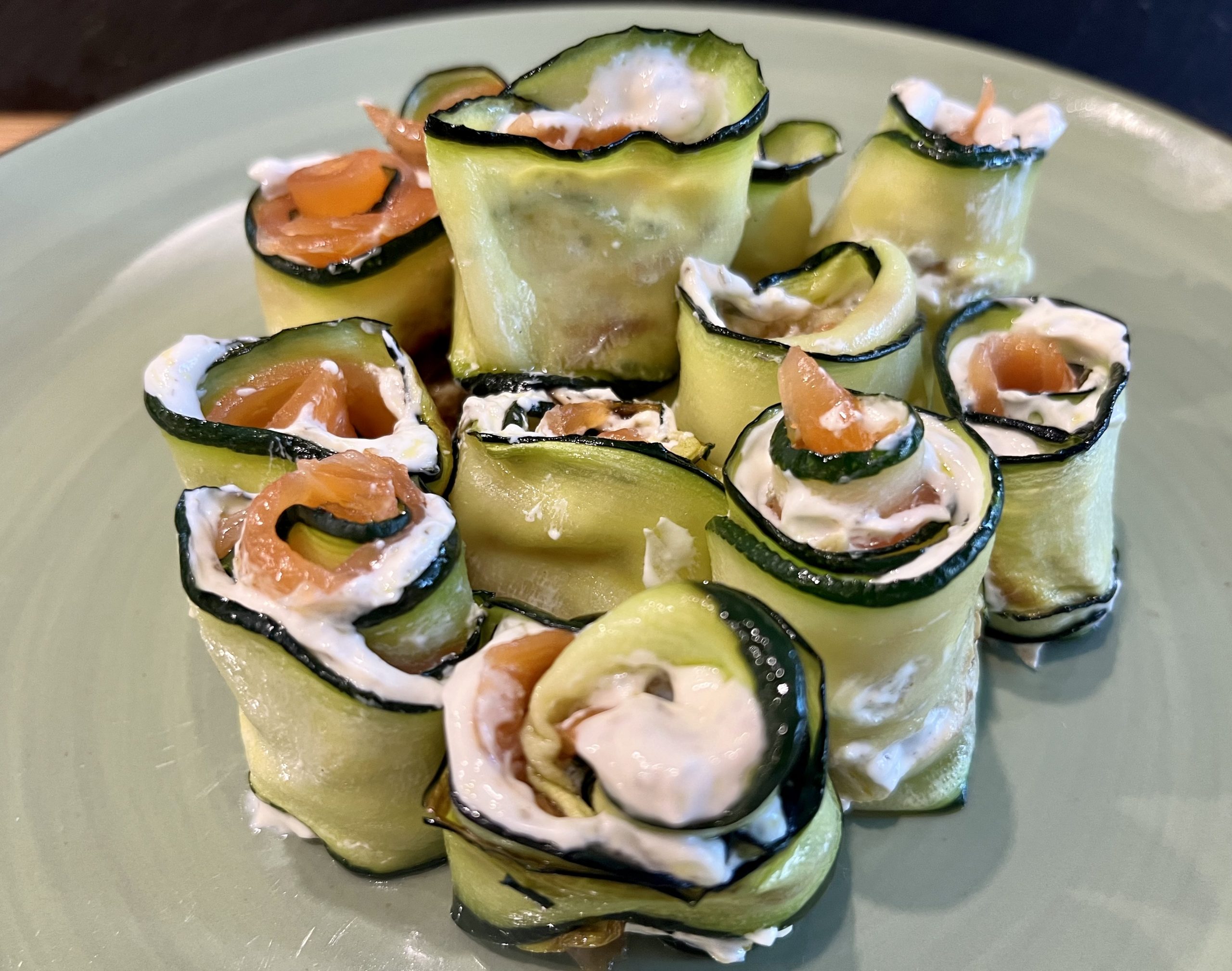 Zucchini-Lachs Röllchen Zucchini-Lachs Röllchen