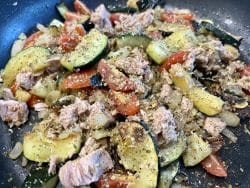 Zucchini-Tomatenpfanne mit Thunfisch