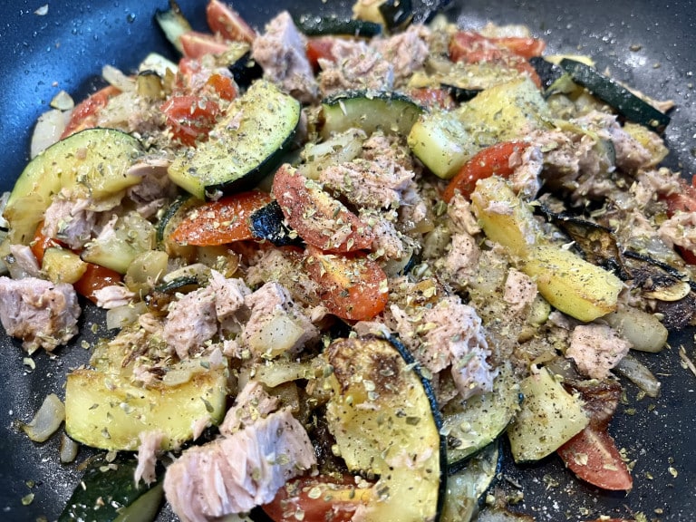 Zucchini-Tomatenpfanne mit Thunfisch Zucchini-Tomatenpfanne mit Thunfisch