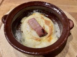 Ofenkäse mit Schinken überbacken