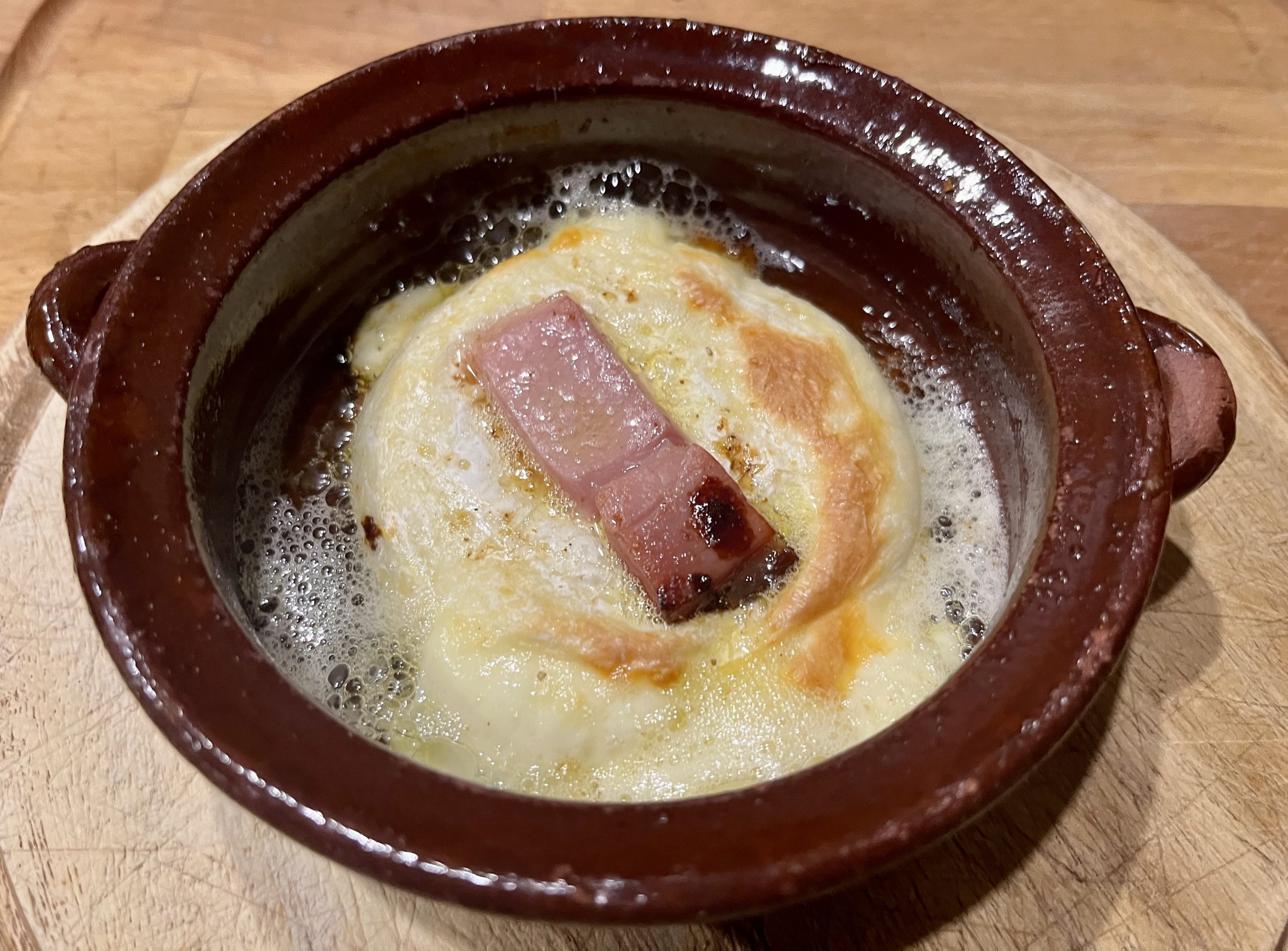 Ofenkäse mit Schinken überbacken