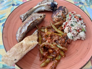 Türkischer Grillteller mit sırık fasulye