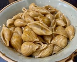 Conchiglie Rigate mit Bratenjus