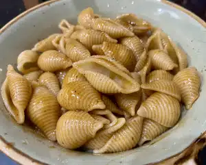 Conchiglie Rigate mit Bratenjus
