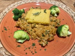 Südtiroler Geschnetzeltes mit gebratener Polenta und Brokkoli