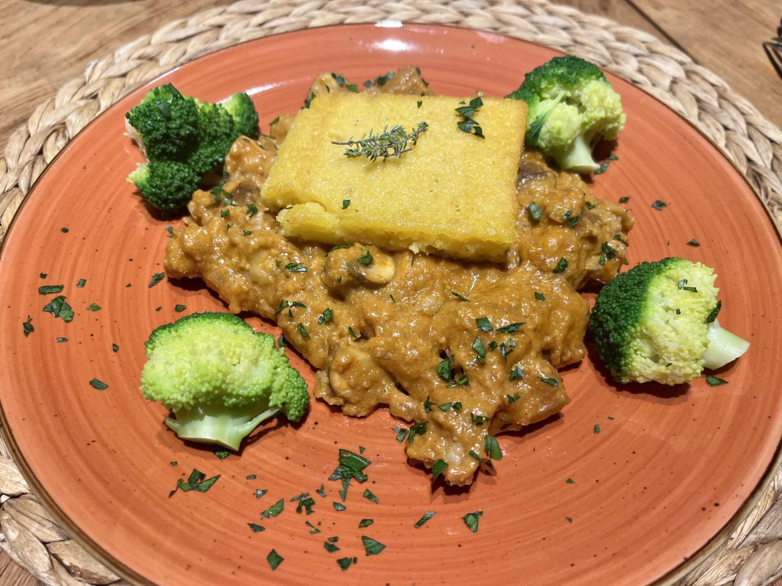 Südtiroler Geschnetzeltes mit gebratener Polenta und Brokkoli