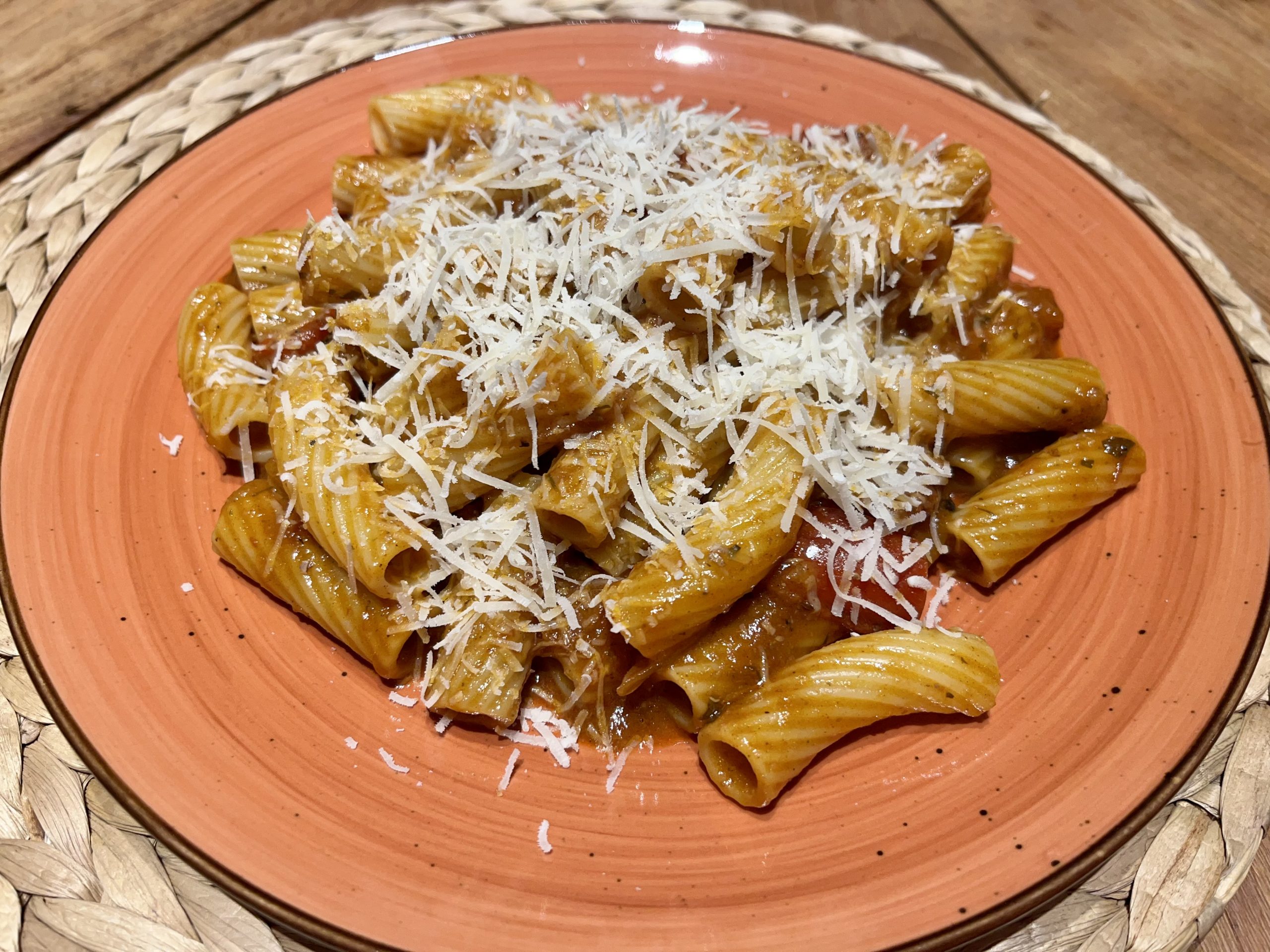 Rigatoni con ragu alla puszta – Rigatoni mit Gulasch