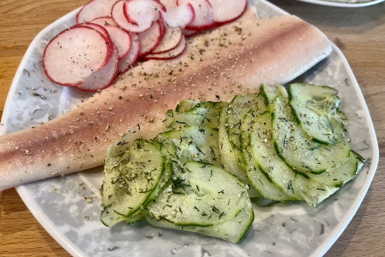 Forelle mit Gurken salat und Radieschen
