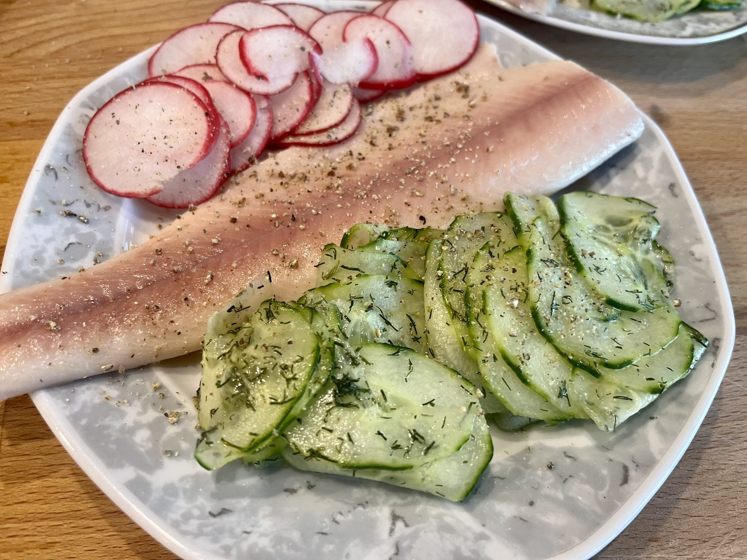 Forelle mit Gurkensalat und Radieschen