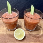 Virgin Mary Cocktail aus frischen Tomaten und Staudensellerie