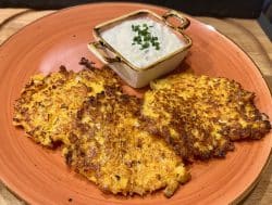 Kürbis Kartoffel Puffer mit Schnittlauch-Dip