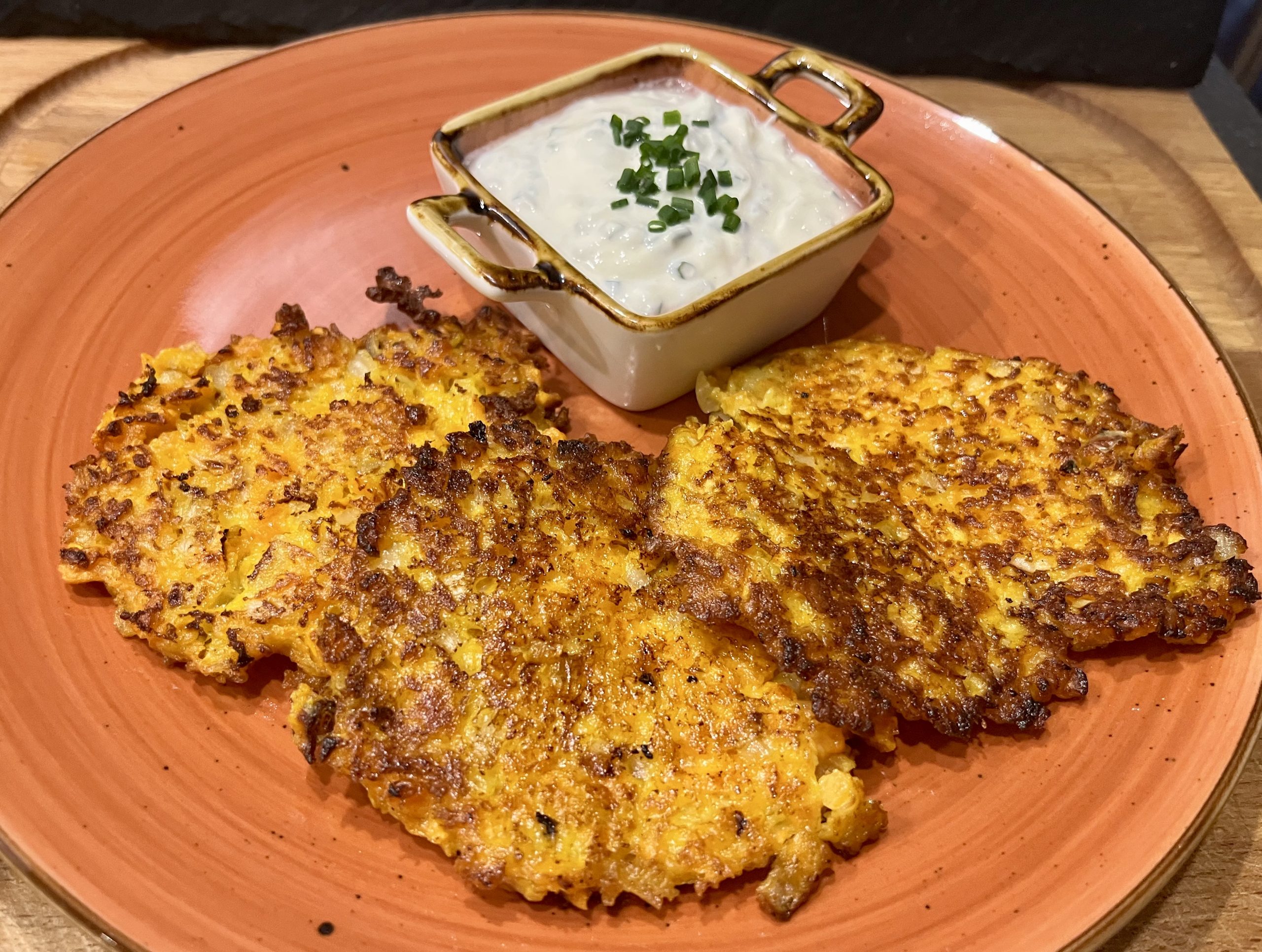 Kürbis Kartoffel Puffer mit Schnittlauch-Dip Kürbis Kartoffel Puffer mit Schnittlauch-Dip