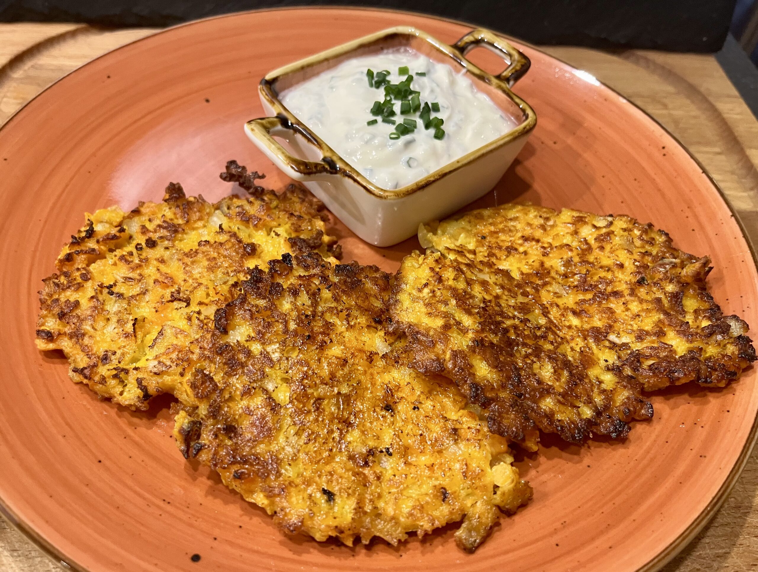 Kürbis Kartoffel Puffer mit Schnittlauch-Dip