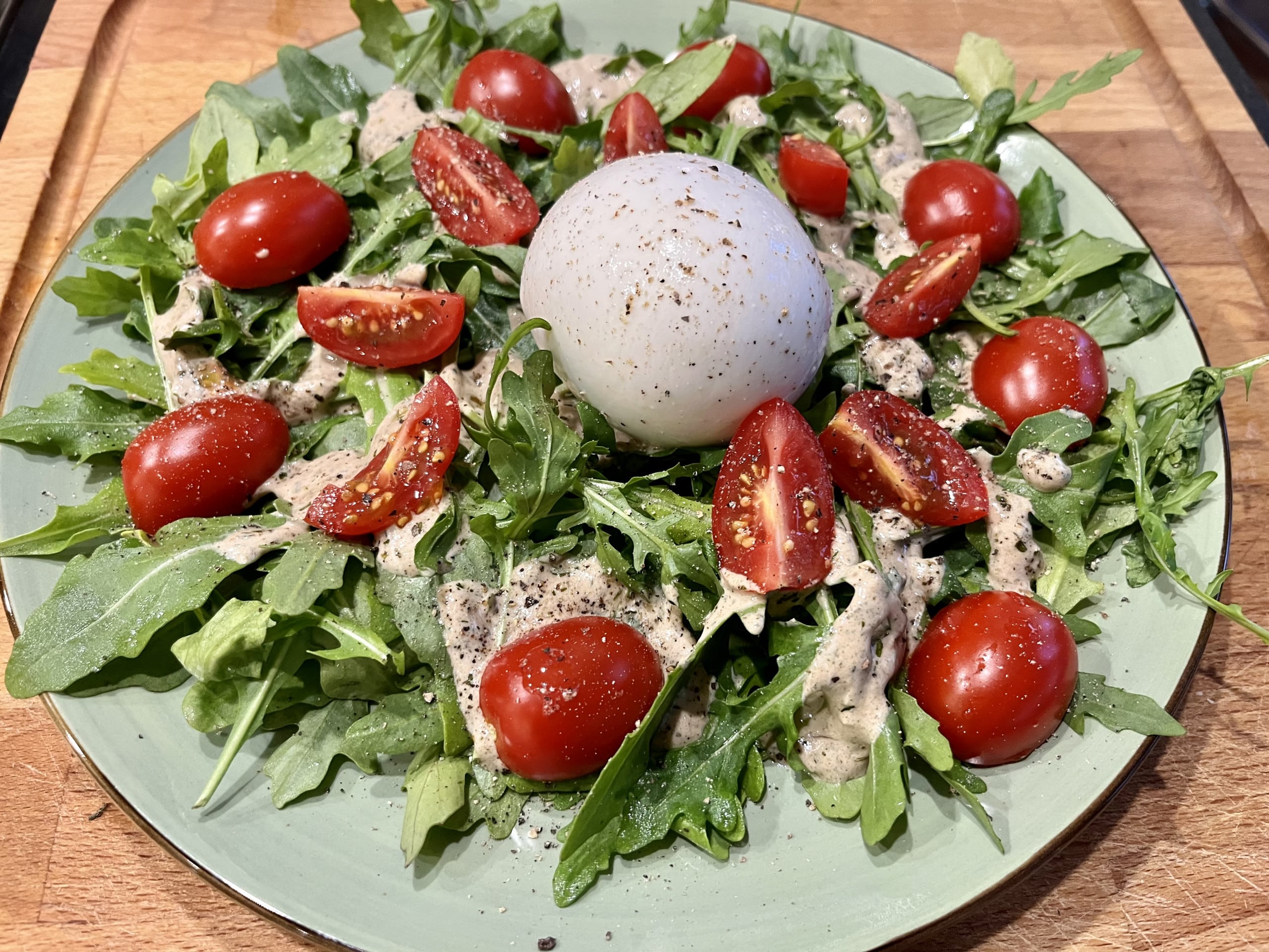 Tomaten-Rucola Salat mit Burrata und Balsamico-Senf Dressing