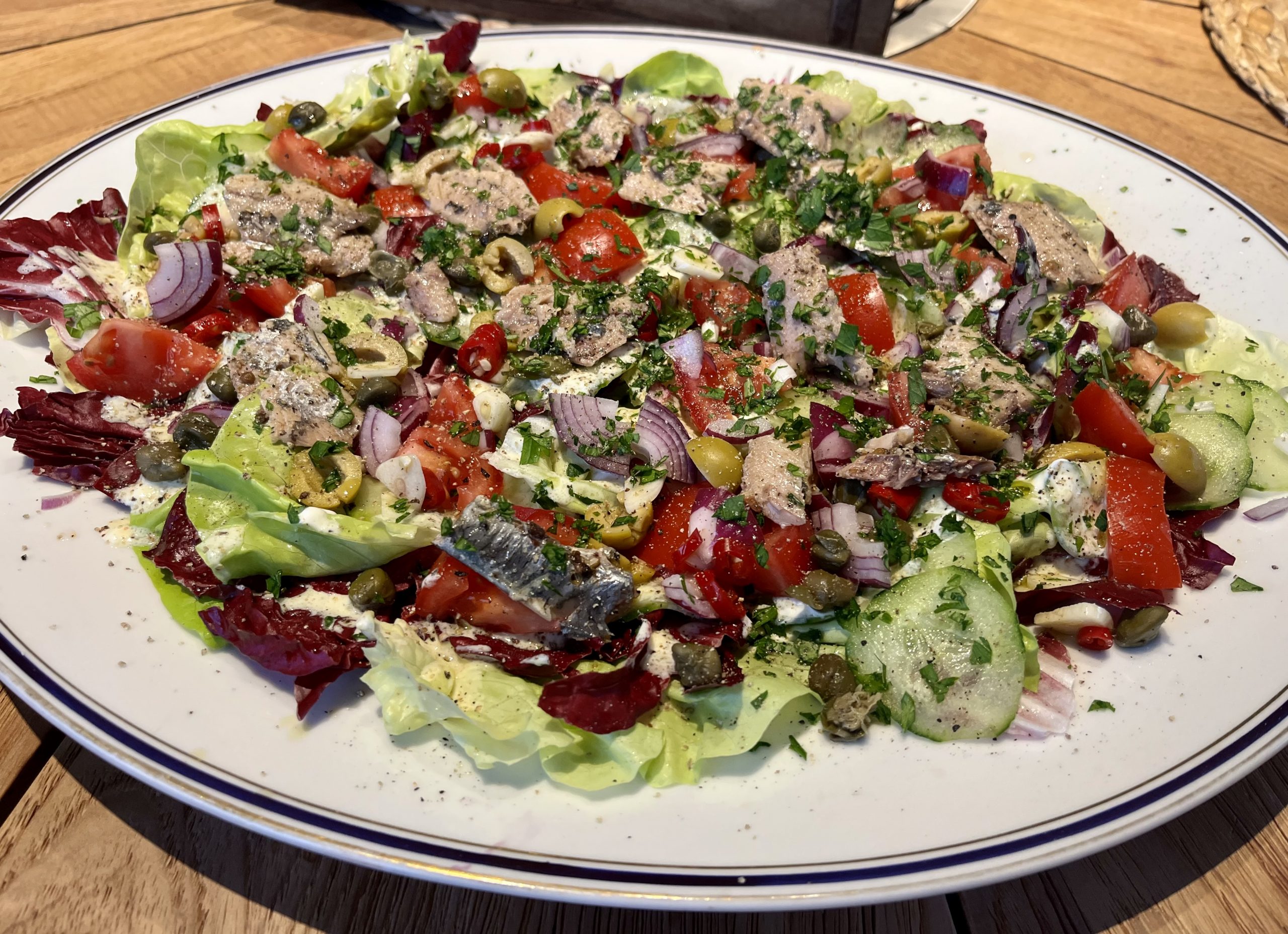 Salatplatte mit Radicchio und Sardinen Salatplatte mit Radicchio und Sardinen