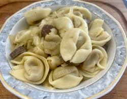 Tortellini with onion sauce