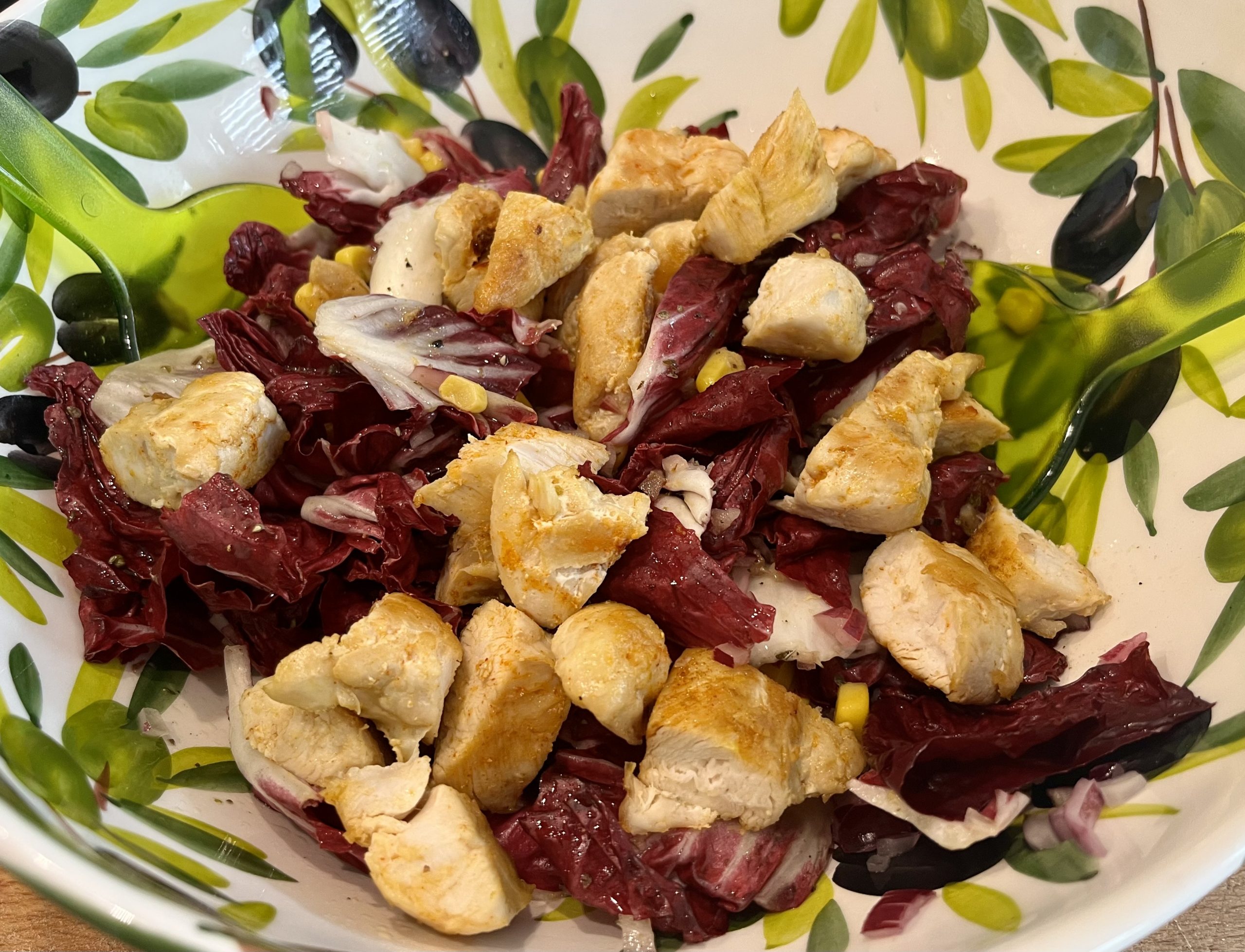 Geflügelsalat mit Radicchio und Mais