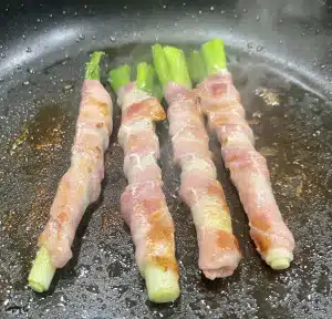 Frühlingszwiebel im Baconmantel anbraten