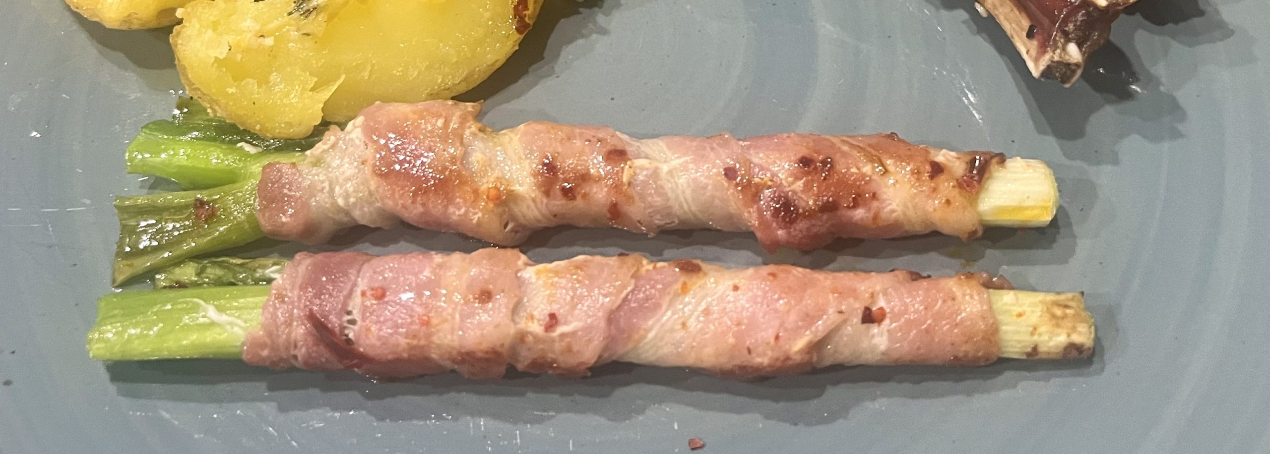 Frühlingszwiebeln im Schinkenmantel Frühlingszwiebeln im Schinkenmantel